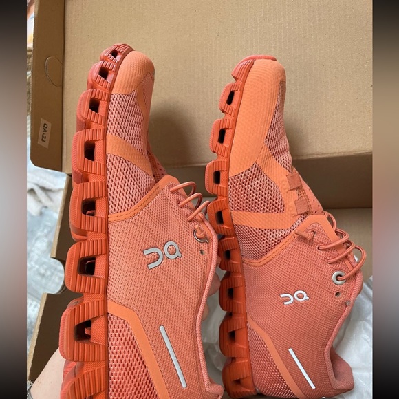 On Running - Picture 2 of 4